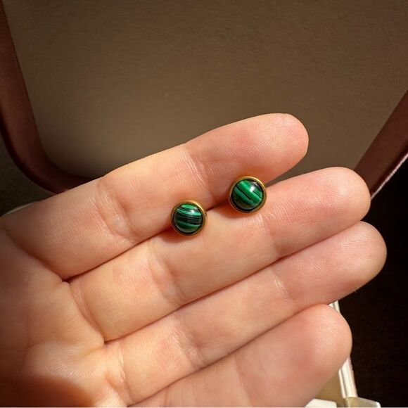 Elegant Green Stud Earrings - Picture 1 of 6